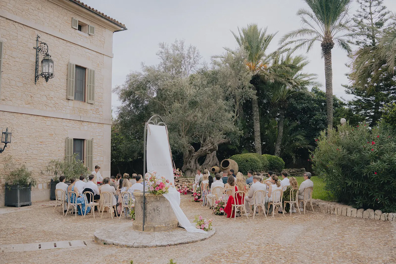 Trauung im Garten vor dem Herrenhaus des Cal Reiet