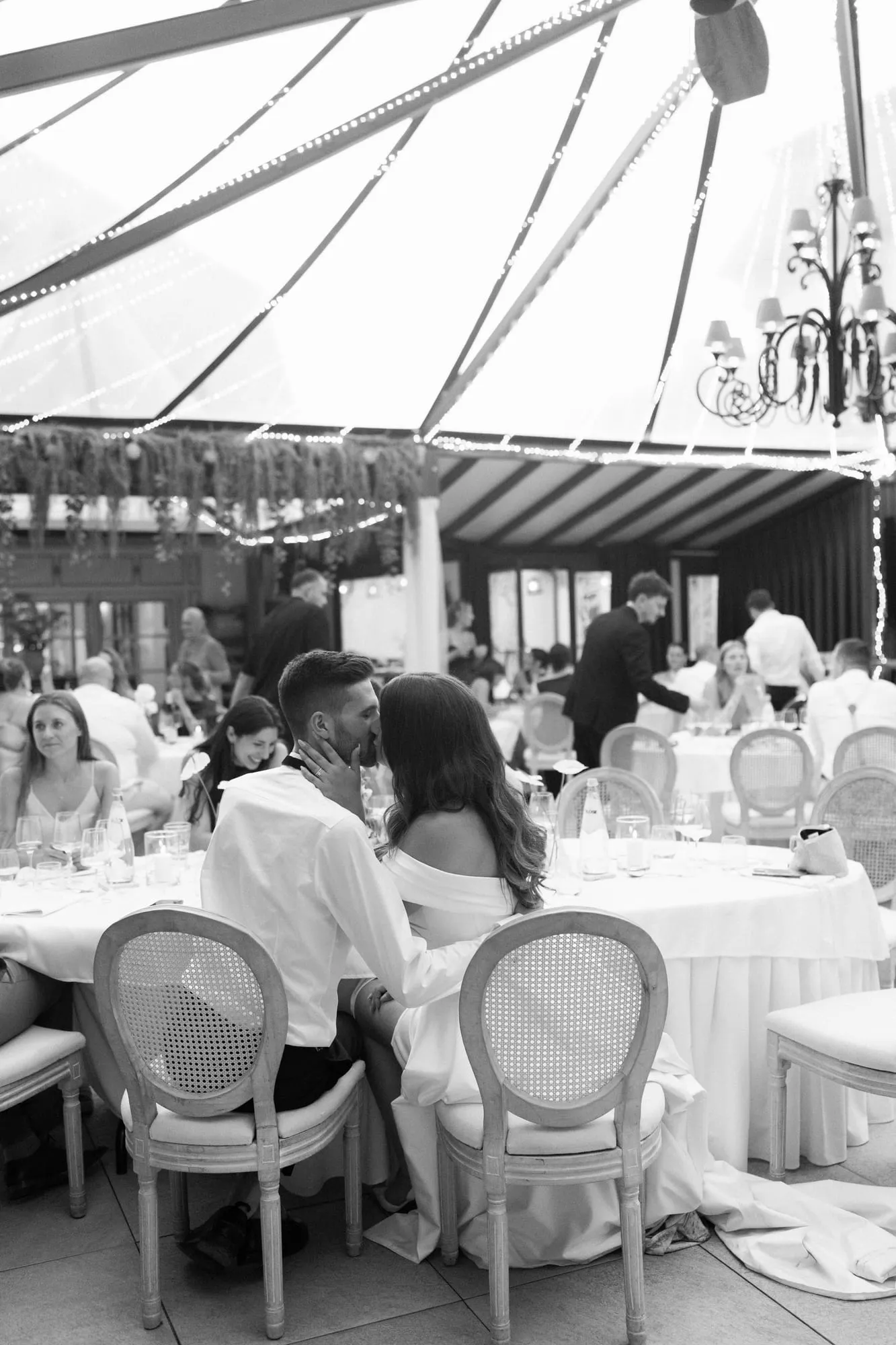 Gäste beim Dinner im Pavillon des Morrhofs unter Lichterketten