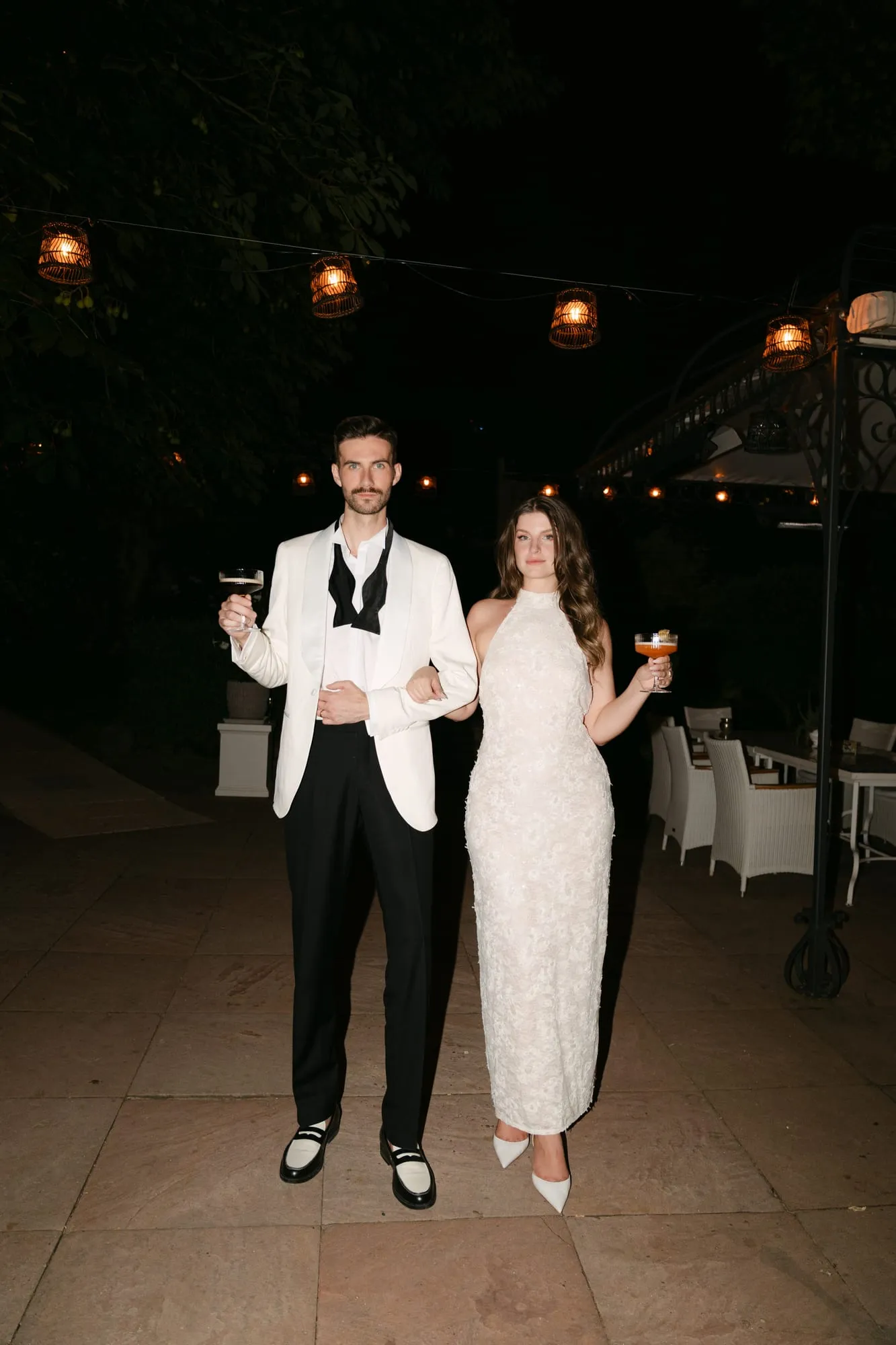 Johanna und Simon nachts im Innenhof des Morrhofs