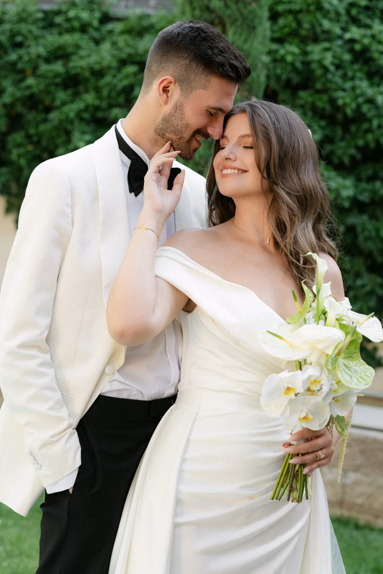 Johanna und Simon lachen im Garten des Morrhofs