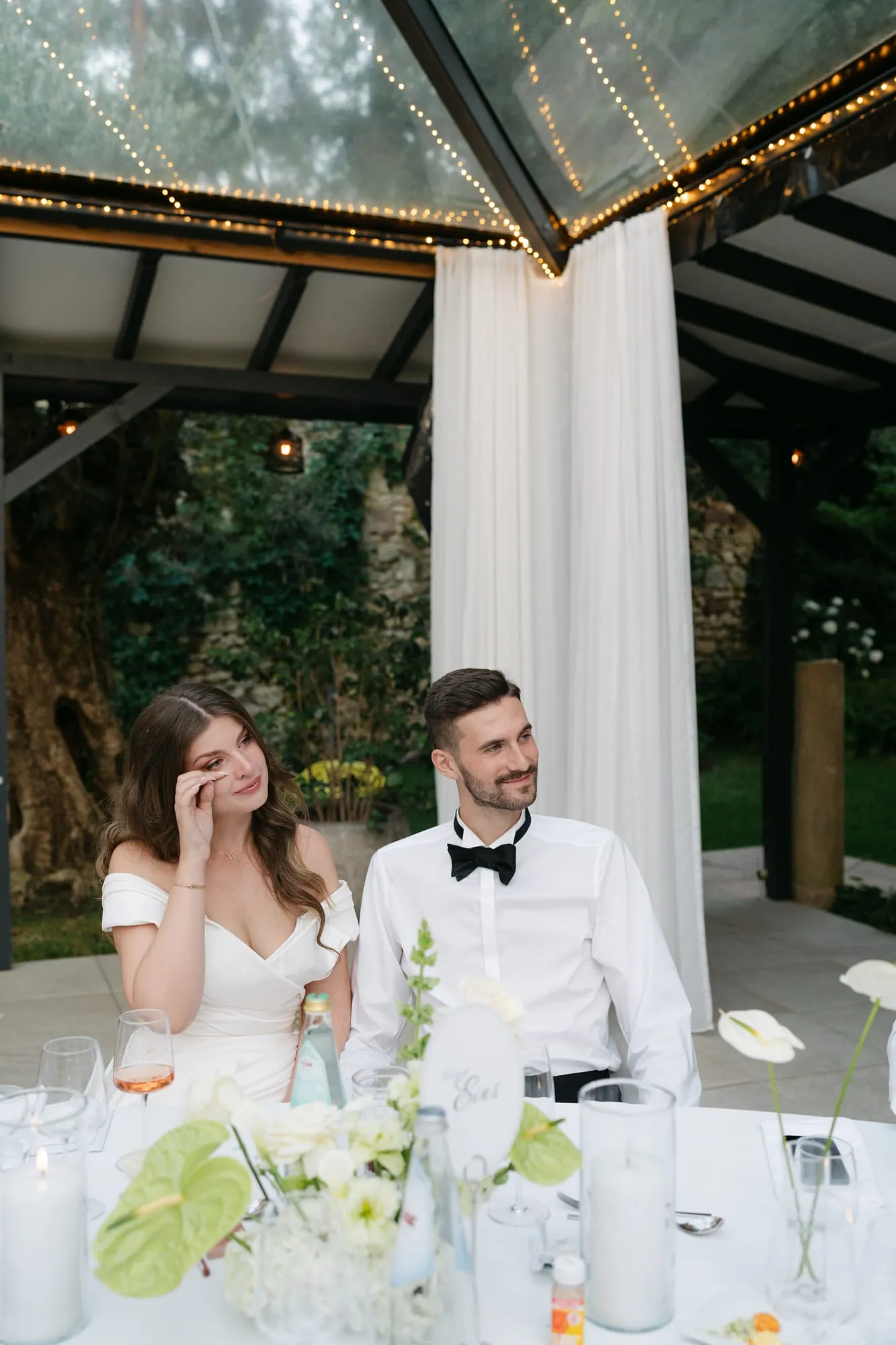Johanna und Simon an der Tafel im Pavillon des Morrhofs