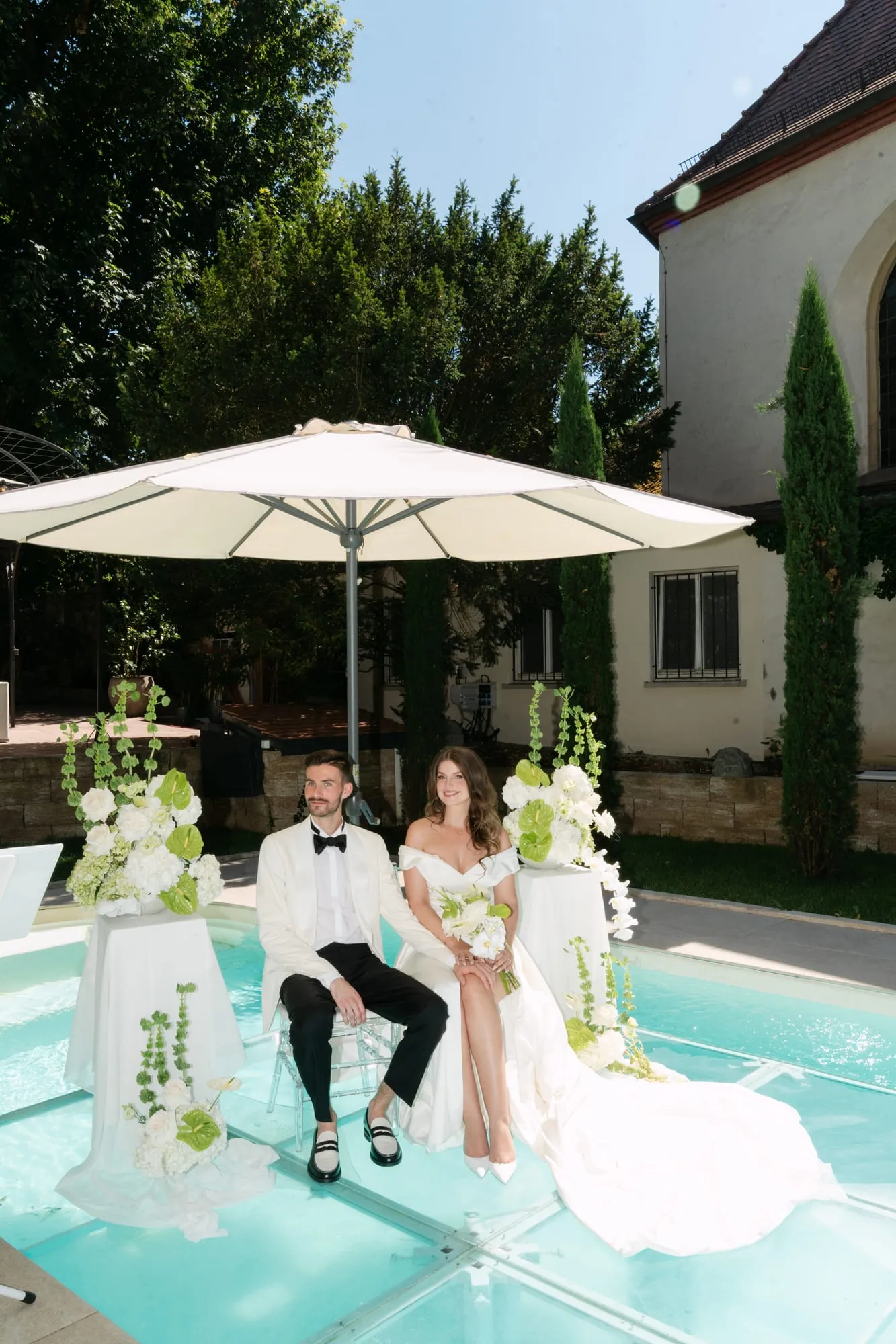 Johanna und Simon bei der freien Trauung am Pool im Morrhof