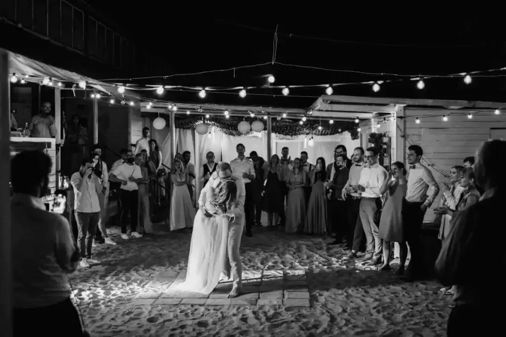 Nora und Lukas am Strand-Dancefloor des Luck in a Cup