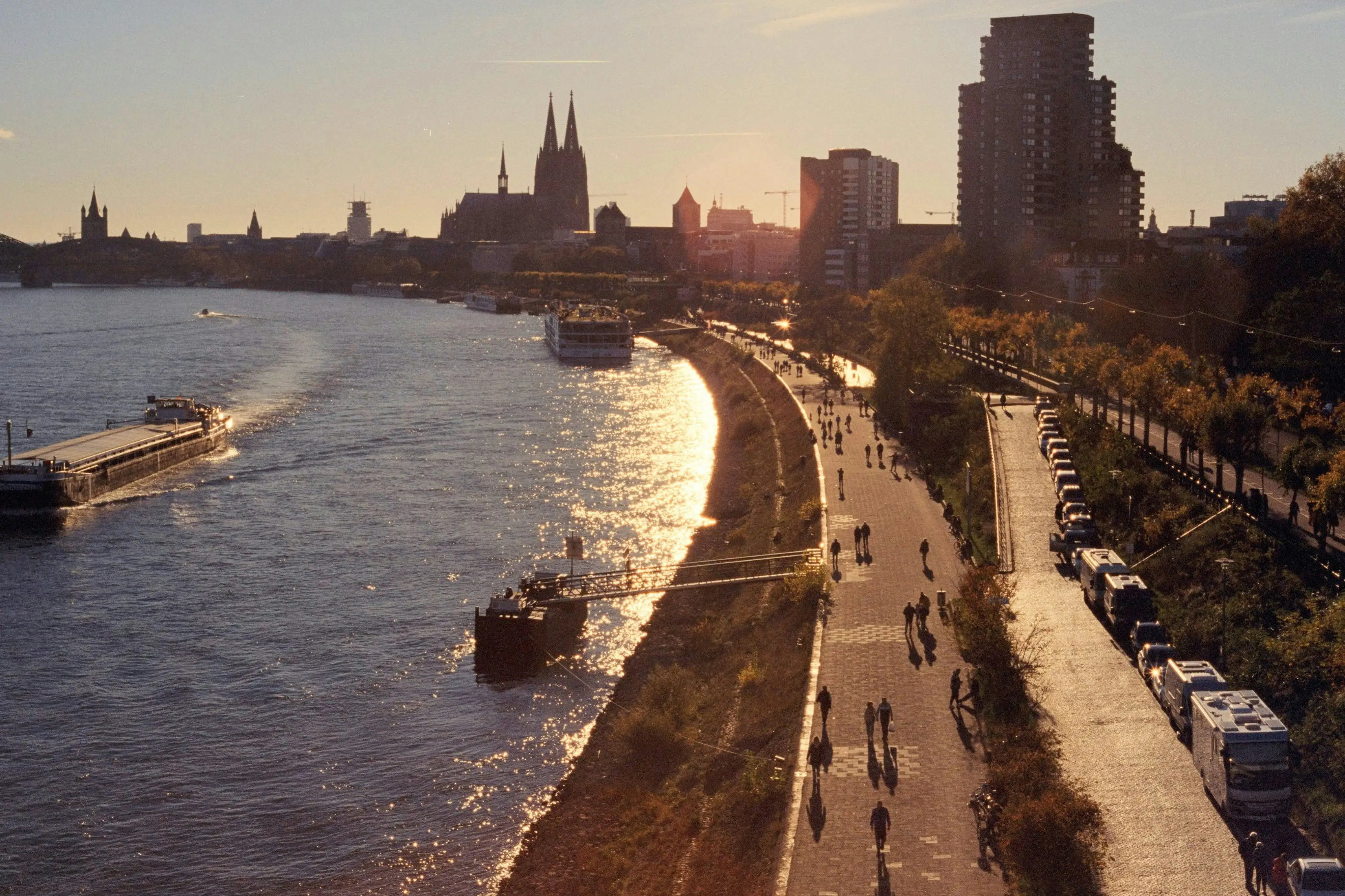Rheinufer mit Kölner Dom