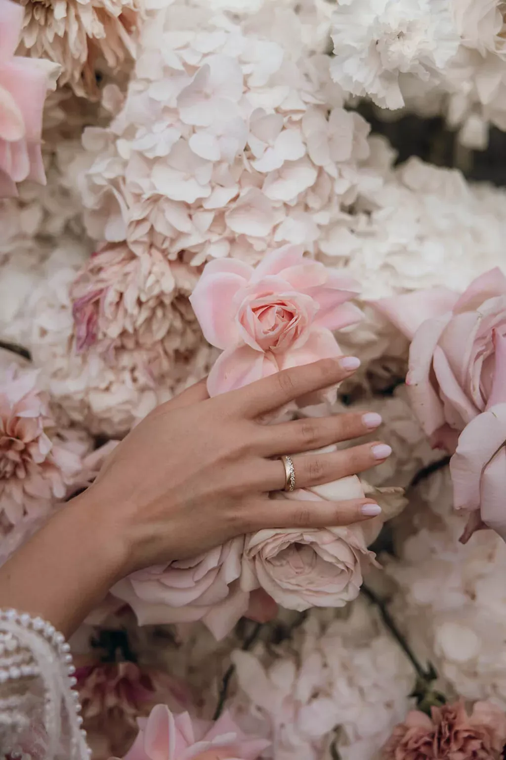 Braut mit rosa Rosen