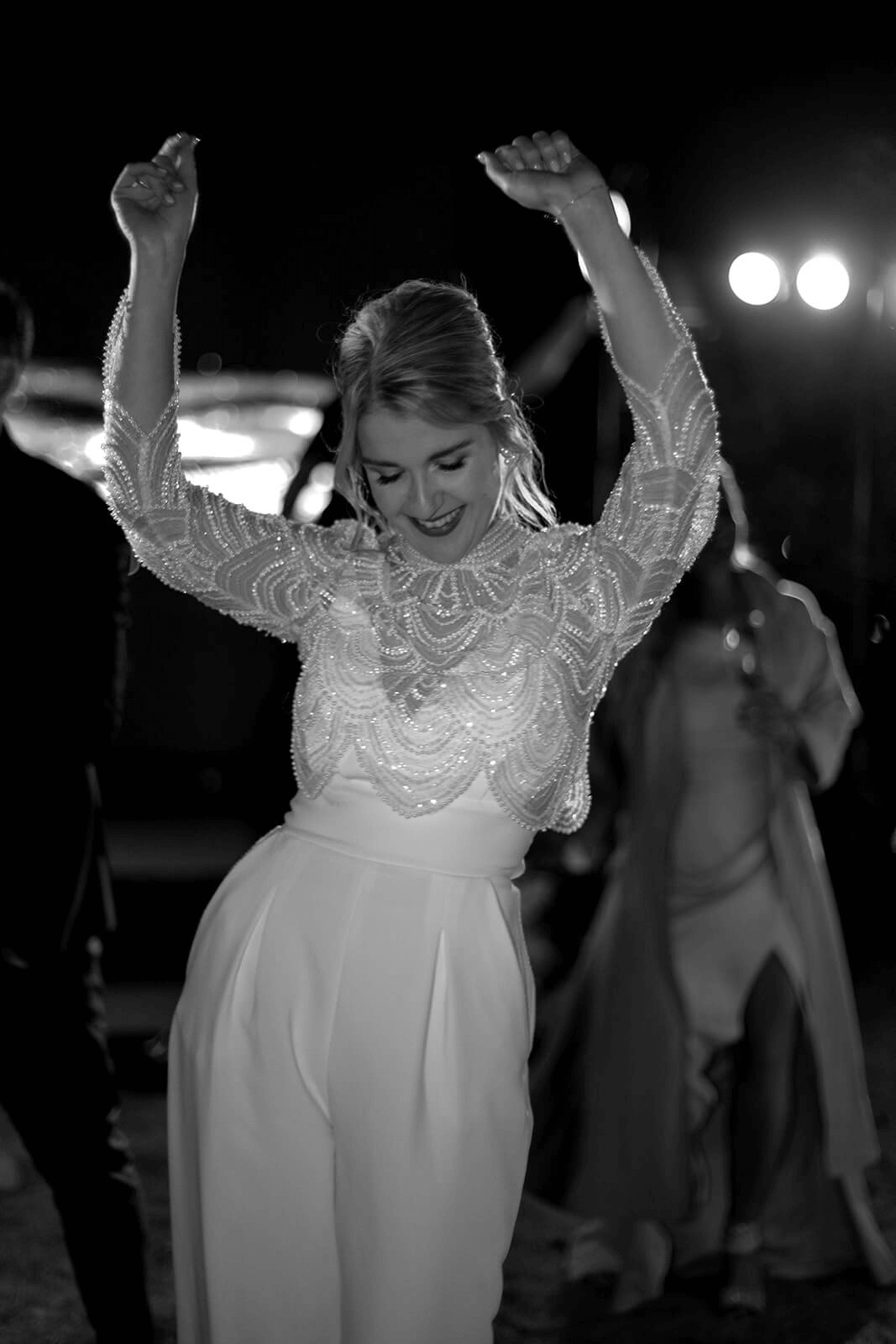 DJ Hochzeit Hochzeits-DJ Schwarz-Weiß-Foto einer tanzenden Braut auf einer Hochzeit in Köln.