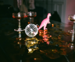 DJ Hochzeit Hochzeits-DJ Ein Glas Wein auf einem Tisch neben einer rosa Dinosaurierfigur, aufgestellt bei einer DJ-Hochzeit in Düsseldorf.