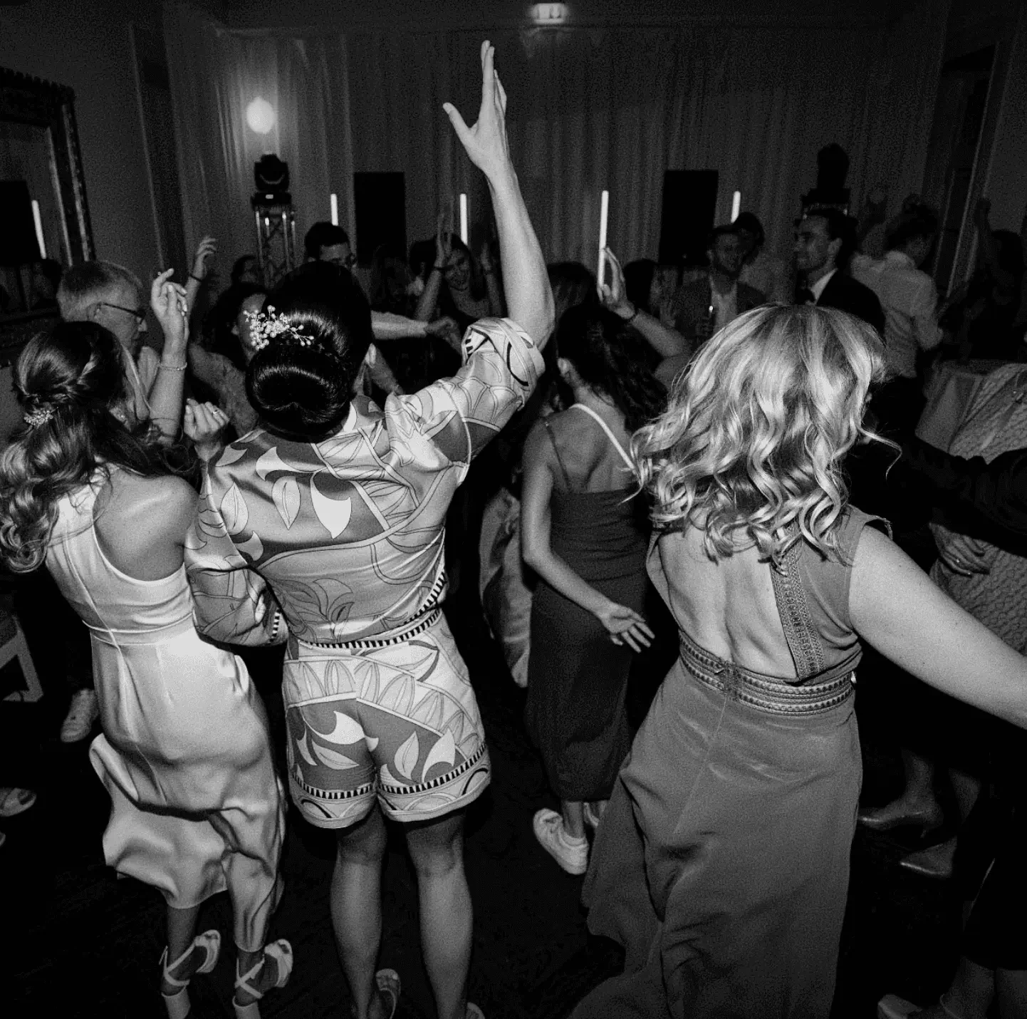 DJ Hochzeit Hochzeits-DJ Eine Gruppe von Menschen tanzt auf einer Tanzfläche bei einem Hochzeits-DJ-Event in Köln.