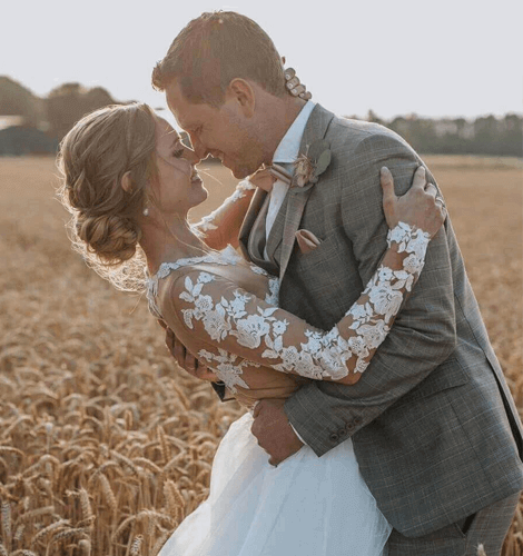 DJ Hochzeit Hochzeits-DJ Ein DJ-Hochzeitspaar umarmt sich in einem Weizenfeld in der Nähe des Ruhrgebiets in Düsseldorf.