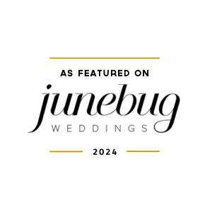 DJ Hochzeit Hochzeits-DJ Logo von Junebug Weddings mit dem Text „As Featured on Junebug Weddings 2024“ neben einem eleganten Hochzeits-DJ-Symbol auf weißem Hintergrund.